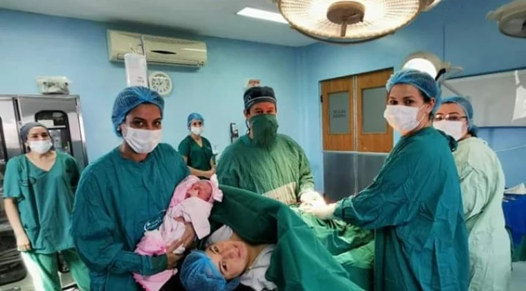 Equipo médico de la Fundación junto a una madre y su bebé